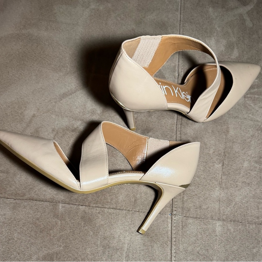 Classic Glam Cream Leather Size-7 3.5" Heels with Asymmetrical Strap - Picture 3 of 10